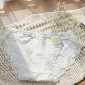 Sweet nothings white size 6 undies